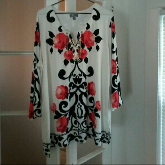 JM Collection Tops - Beautiful Floral Tunic with gold chain detail 1X